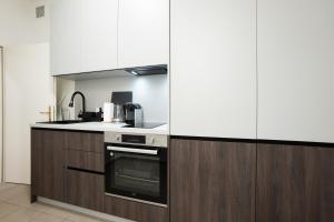 Bright 1BR apartment with a queen-size bed