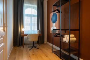 Bright 1BR apartment with a queen-size bed