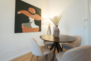 Bright 1BR apartment with a queen-size bed