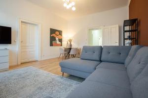 Bright 1BR apartment with a queen-size bed