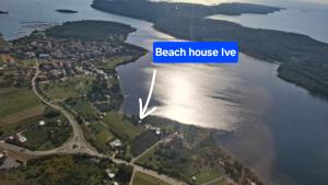 Beach House IVE, Beach House BETA - a romantic hideaway in an olive grove by the sea, fenced houses with privacy, swimming pool, jacuzzi and playground, Pomer