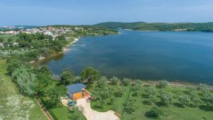 Beach House IVE, Beach House BETA - a romantic hideaway in an olive grove by the sea, fenced houses with privacy, swimming pool, jacuzzi and playground, Pomer