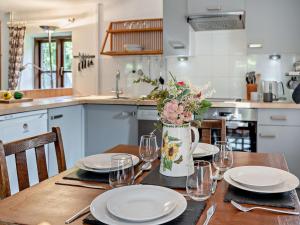 2 Bed in Cwmdu BN194