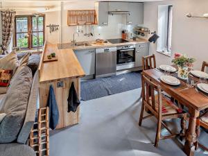 2 Bed in Cwmdu BN194