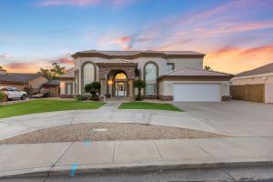 Luxury 6BR Retreat - Pool BBQ Theater and Games