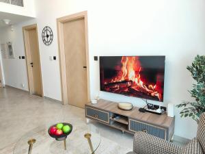 Cozy Modern 1BR with Dubai Skyline View