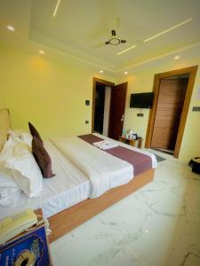 Hotel Mount View Inn with terrace Ganga view