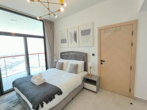 Cozy Modern 1BR with Dubai Skyline View