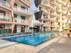 Cozy Modern 1BR with Dubai Skyline View