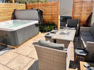 House in Appledore with Hot Tub and own parking