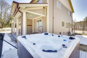 1 Mi to Okemo Mtn Resort: Ludlow Home w Hot Tub