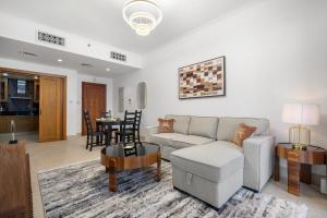 Luxury Stay Near Burj Khalifa & Dubai Mall with Pool Views