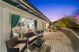 Entire Private Home with Grand View, King Bed, Spacious, Parking, 2 Bedrooms 1 Bathroom, Available Now