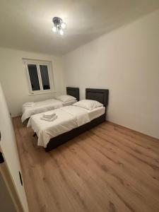 Cozy 2-Bedroom Retreat Near Subway and City Center
