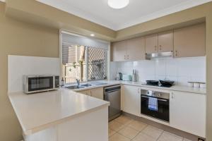 Modern Family Retreat Shops Parks and Transport