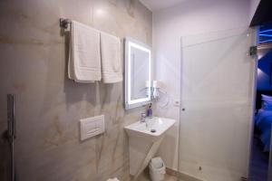 Deluxe Suite at The Bubbles Jacuzzi Rooms