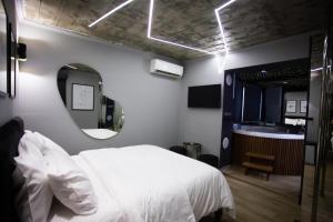 Deluxe Suite at The Bubbles Jacuzzi Rooms