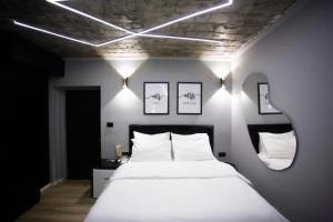 Deluxe Suite at The Bubbles Jacuzzi Rooms