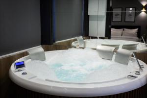 Deluxe Suite at The Bubbles Jacuzzi Rooms