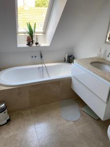 Din egen villa, spa, ude bruser, have & elbil-lader