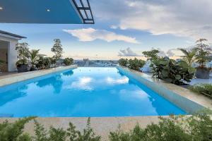 Luxury Upscale Centric Condo,