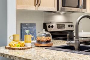 Lovely 2BR Canmore Condo w Heated Pool and Hot Tub