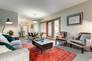 Lovely 2BR Canmore Condo w Heated Pool and Hot Tub