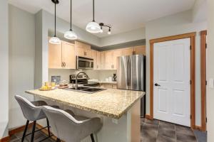 Lovely 2BR Canmore Condo w Heated Pool and Hot Tub