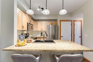 Lovely 2BR Canmore Condo w Heated Pool and Hot Tub