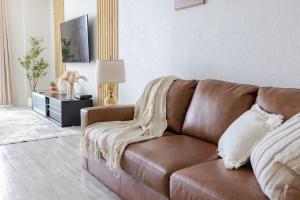 1-Bedroom Apartment with Ocean View and Balcony near Sunny Isles Beach