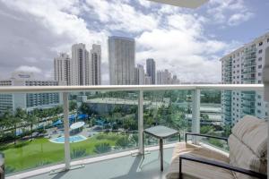 1-Bedroom Apartment with Ocean View and Balcony near Sunny Isles Beach