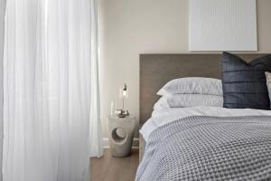 The Sutton - Elevated Minimalist Escape with Free Parking and Metro