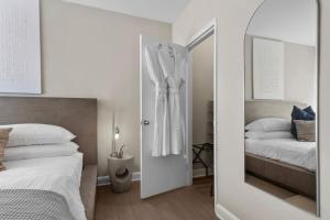 The Sutton - Elevated Minimalist Escape with Free Parking and Metro