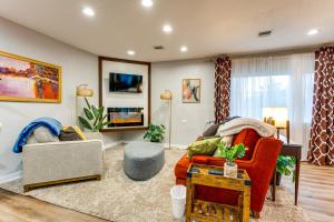 Unique, Convenient Couples Apt Near Dtwn Flushing