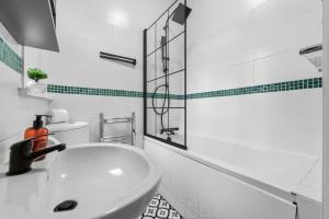 3-Bedroom Stunning, Cosy, Luxurious House in Fratton, Sleeps 8 with Parking, Pet-Friendly - LONG TERM STAY SPECIAL OFFER AVAILABLE! - by Blue Puffin Stays