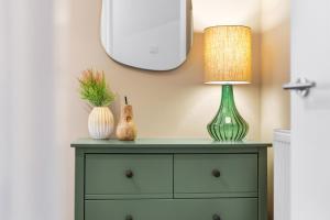 3-Bedroom Stunning, Cosy, Luxurious House in Fratton, Sleeps 8 with Parking, Pet-Friendly - LONG TERM STAY SPECIAL OFFER AVAILABLE! - by Blue Puffin Stays