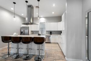 Luxury 3-Story Home w Pool & Parking garage