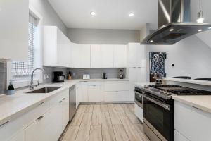 Luxury 3-Story Home w Pool & Parking garage