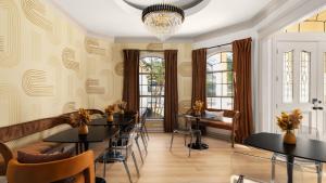 Expansive Lakehouse W Stunning Pool & Views