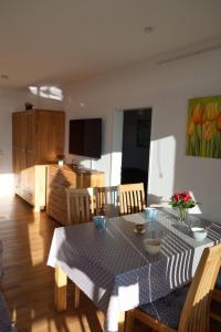 Inselblume 74 - Ferienwohnung mit Balkon am Yachthafen