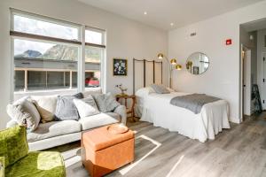 Walk to Ski Shuttles and Stores! Modern Frisco Unit