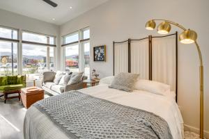 Walk to Ski Shuttles and Stores! Modern Frisco Unit