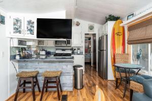 Charming 1BR Waterfront Retreat with Private Patio