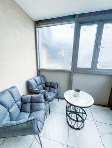 Luxury Modern 3BR Apartment Near Airport Fast Wi-Fi PS4 Workstation