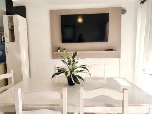 Sobrado 30 m praia, quartos climatizados, 1 vaga, até 6 pessoas