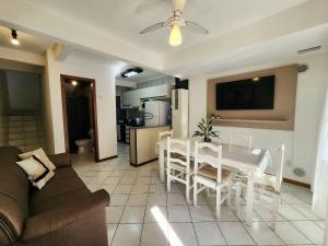 Sobrado 30 m praia, quartos climatizados, 1 vaga, até 6 pessoas