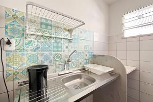 Apto com AR, 34 em condomínio com piscina e lazer