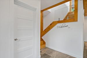 Laurentides Scandinavian Chalet with Jacuzzi and Lake