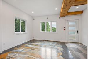 Laurentides Scandinavian Chalet with Jacuzzi and Lake