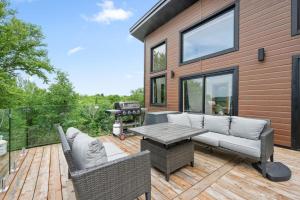 Laurentides Scandinavian Chalet with Jacuzzi and Lake